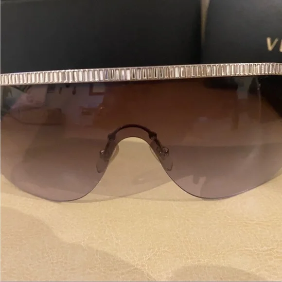 ✨Versace sunglasses 😎 - Picture 4 of 7